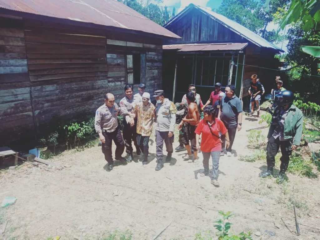 Pria Di Duga Alami Gangguan Jiwa mengamuk Bawa Sajam, Meresahkan Warga Sungai&nbsp;Tiung