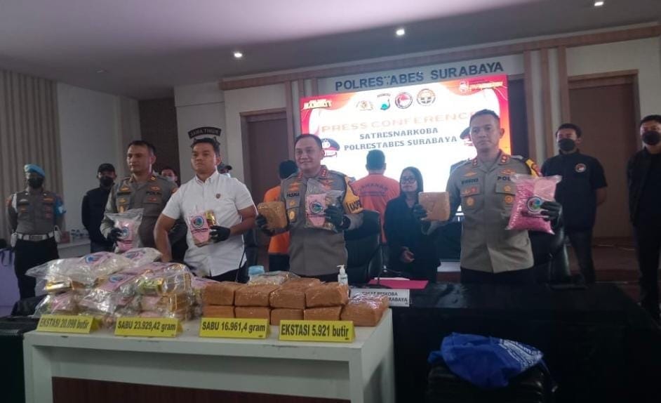 Polrestabes Surabaya, Bekuk Dua Pelaku Pengedar Narkotika Lintas Jawa Sumatra Bawa 80,8 kilo&nbsp;Sabu