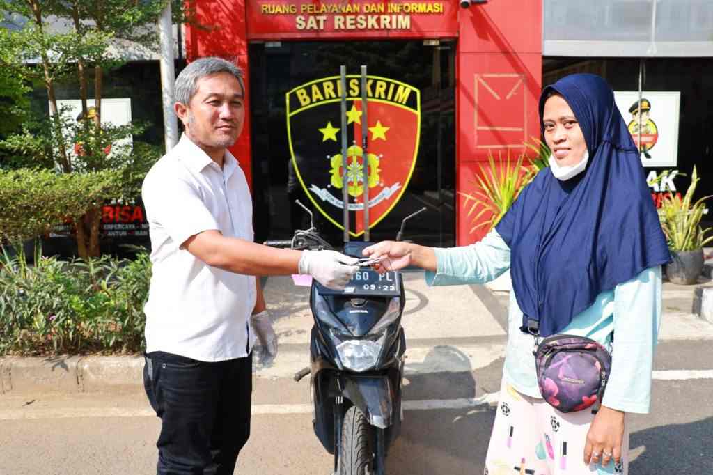 Emak-emak Senang Motor yang Hilang Akhirnya Kembali, Terima Kasih Polres Pelabuhan Tanjung&nbsp;Perak