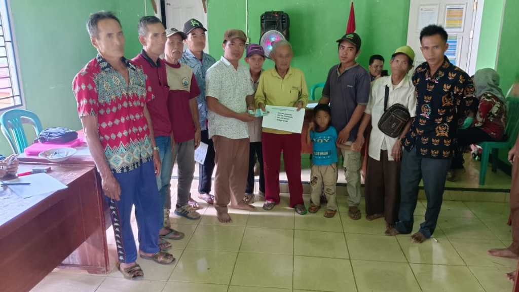 Pemdes Sekalak Salurkan Bantuan BLT DD ke 27 Penerima