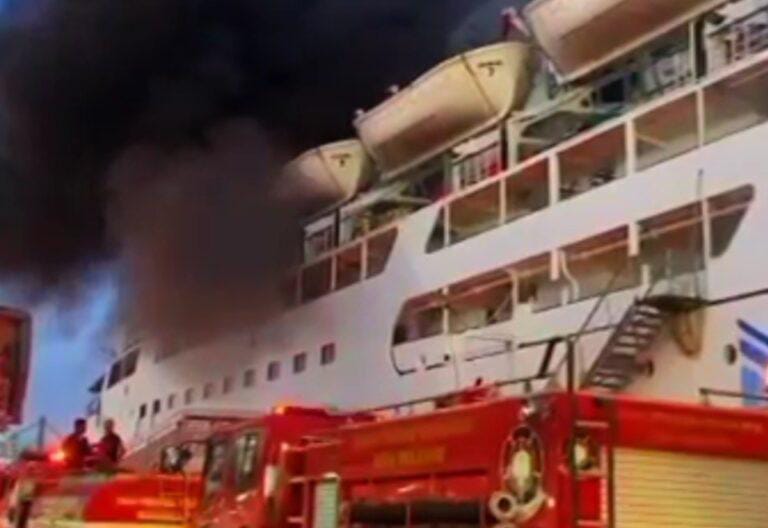 KM Umsini Terbakar Ratusan Penumpang Panik Untuk Menyelamatkan Diri.