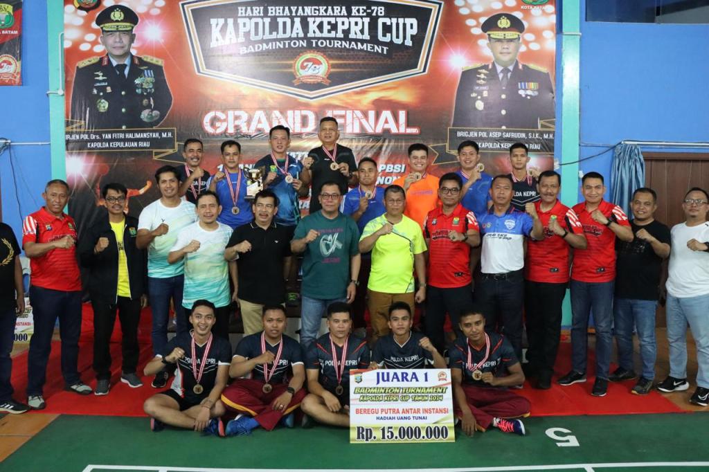 KAPOLDA KEPRI TUTUP TURNAMEN BADMINTON DALAM RANGKA HARI BHAYANGKARA KE-78