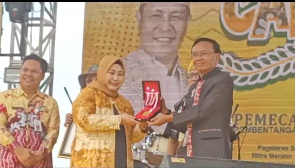 Kegiatan Geopark Meratus, Provinsi Kalsel Raih MURI Bentang Kain Sasirangan&nbsp;Terpanjang