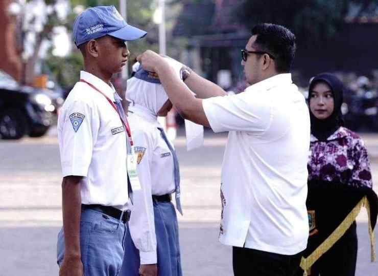 Pj. Wali Kota Mojokerto M. Ali Kuncoro Berikan Penyematan Tanda Peserta Oerwakilan Capaska 2024.
