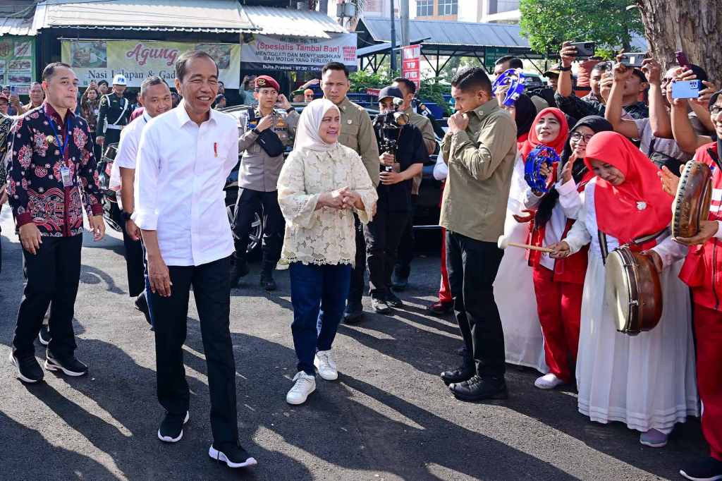 Kunjungi Pasar Dukuh Kupang, Presiden Jokowi Cek Harga dan Interaksi dengan&nbsp;Warga