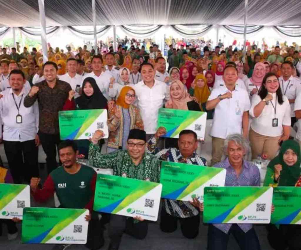 Wali Kota Eri Cahyadi Serahkan BPJS Ketenagakerjaan kepada 22.935 Warga Pelayan&nbsp;Masyarakat